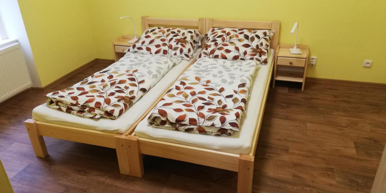 Booking Trzni Дечин Екстериор снимка