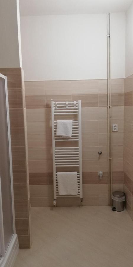 Booking Trzni Дечин Екстериор снимка