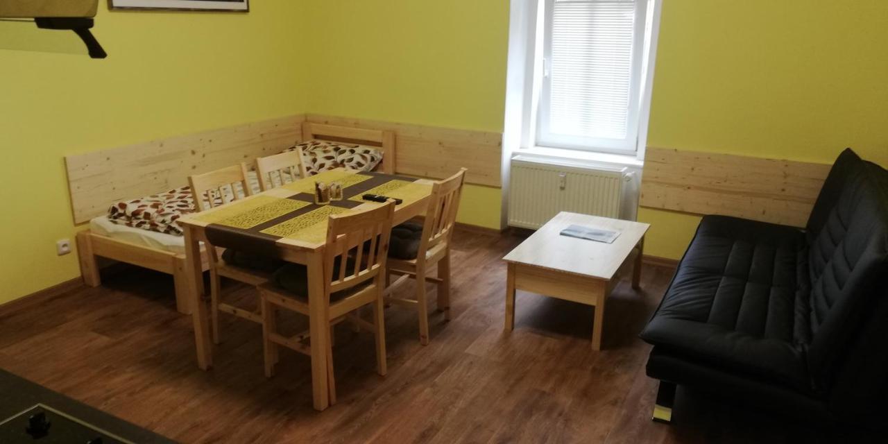 Booking Trzni Дечин Екстериор снимка