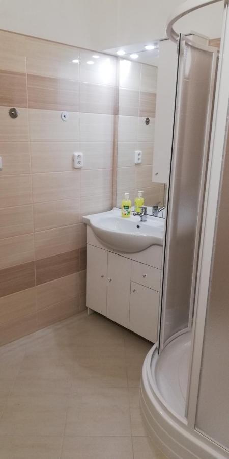 Booking Trzni Дечин Екстериор снимка