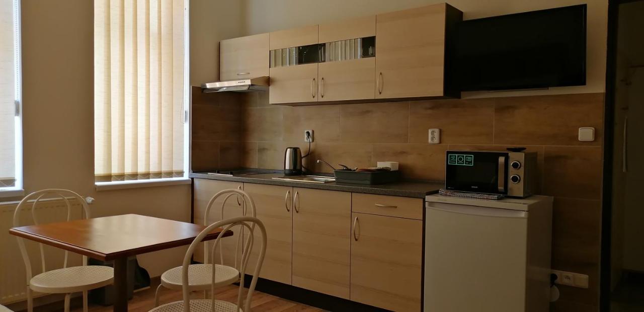 Booking Trzni Дечин Екстериор снимка