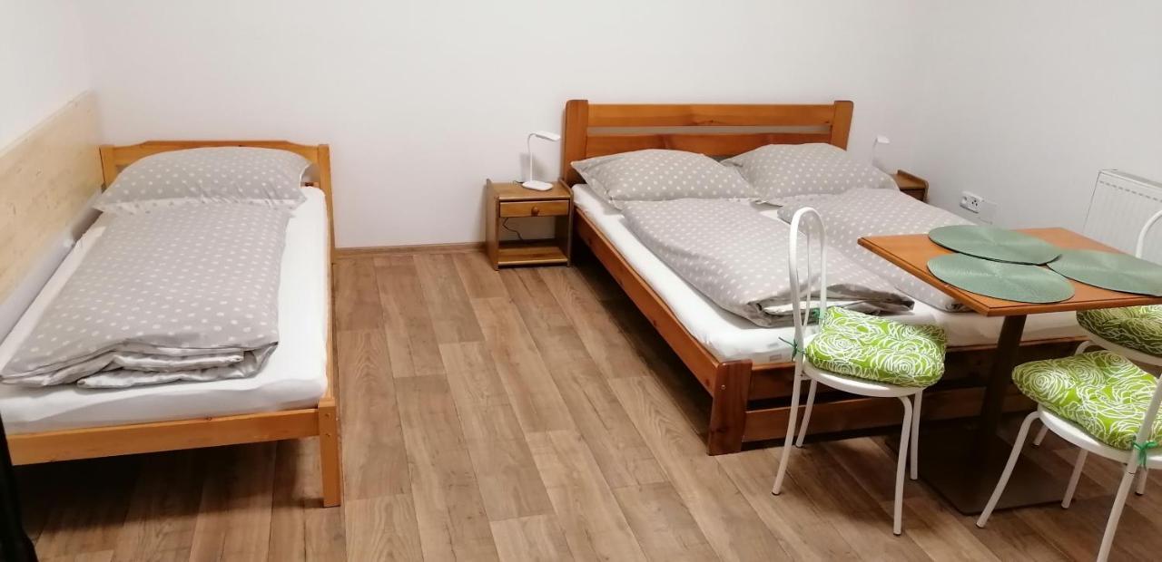 Booking Trzni Дечин Екстериор снимка