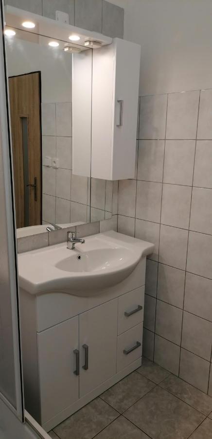 Booking Trzni Дечин Екстериор снимка