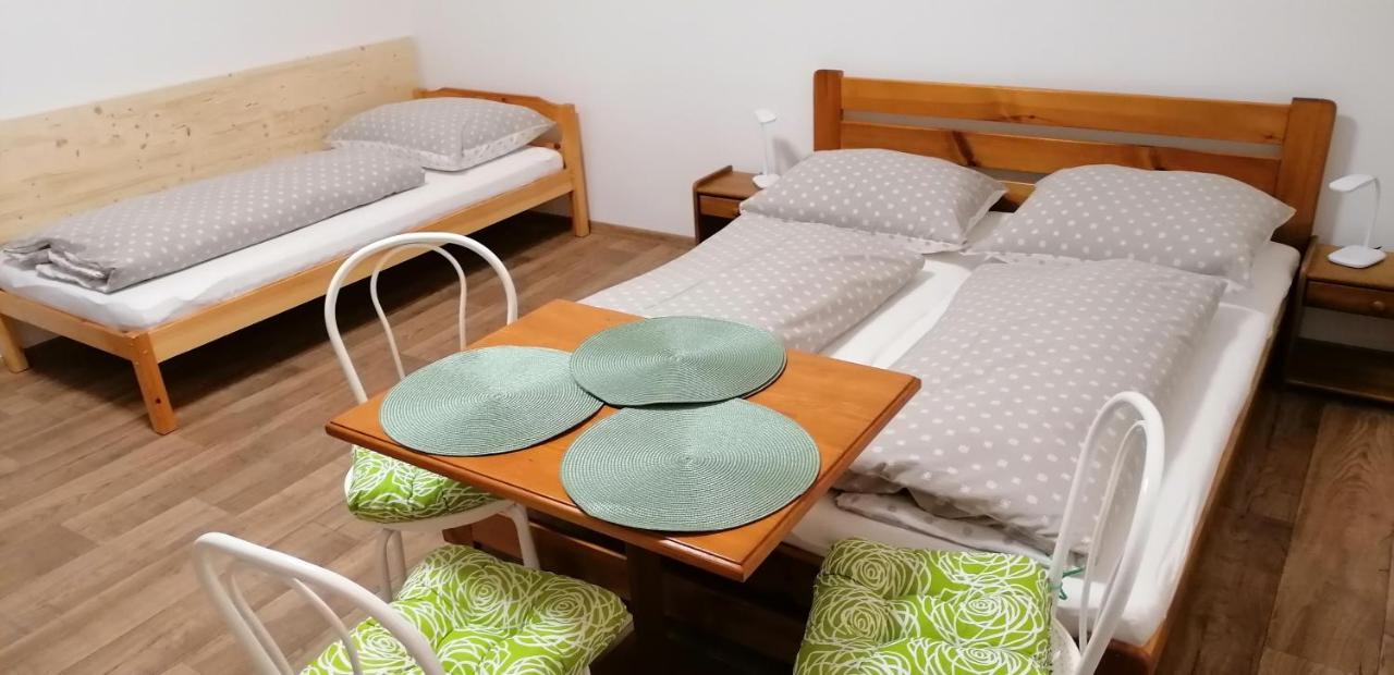 Booking Trzni Дечин Екстериор снимка