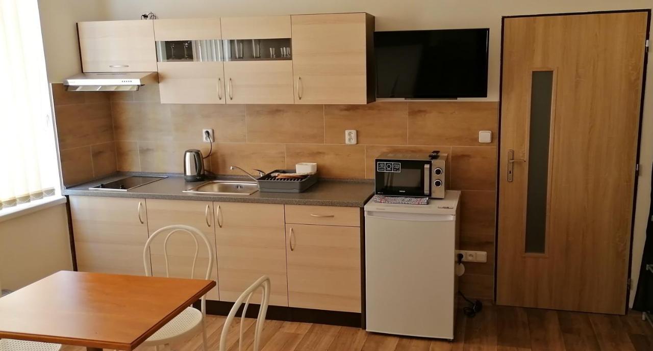 Booking Trzni Дечин Екстериор снимка