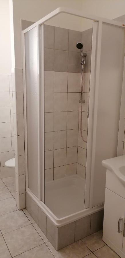 Booking Trzni Дечин Екстериор снимка