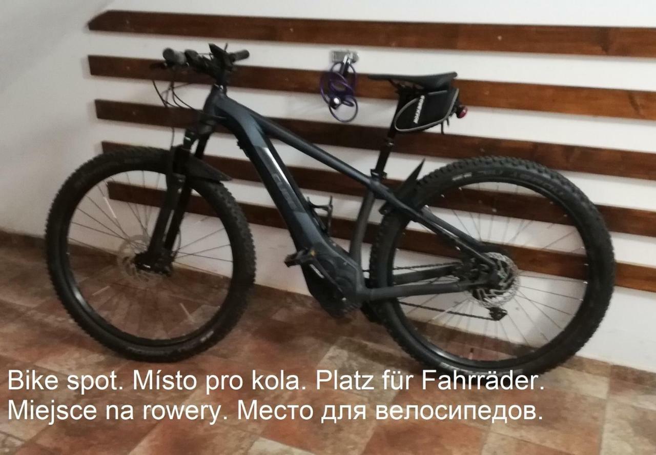 Booking Trzni Дечин Екстериор снимка